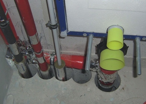 8 Abwasserleitung mit Streckeniso­lierung, am WC fehlt die Schottung. Außerdem wurden Materialien gemischt, so dass die Zulassung des Herstellers ­erlischt.