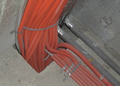 6 Deckendurch­führungen wurden viel zu dicht mit Kabeln in Leerrohren belegt um eine wirkungsvolle Deckenabschottung her­stellen zu können.