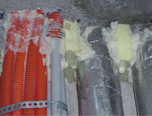 13 Der eingebrachte Bauschaum ist nicht statthaft und stellt keine Schottung im Schacht oder im Deckenverguss dar.