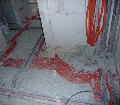16 Elektrokabel und Heizungsleitungen verlaufen aus dem Schacht in die brennbare Trittschalldämmung und von dort ungeschottet in die jeweiligen Wohnbereiche.