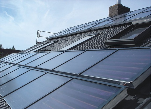 Der Solarfachbetrieb Energie Concept Müller & Mühlbauer hat auf dem Dach von zwei Mehr­familienhäusern in Erlangen je 40 m²­ Kollektorfläche montiert.
