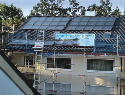 Die Großflächenkollektoren wurden beim Projekt in Erlangen per Gerüstlift auf das Dach gehoben, da es für den Kran keine geeignete Aufstellfläche gab.