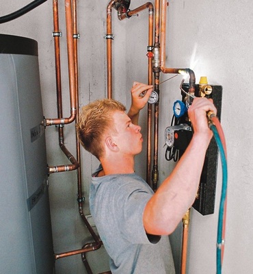 Die Mitarbeiter des Solarfach­betriebs haben die Anschlüsse, wie hier an die ­Solarstation, ­sorgfältig her­gestellt.