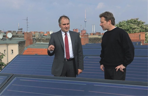 Peter Unverricht, Geschäftsführer HU-Gebäudetechnik (r.), hat bereits Erfahrungen bei der Solaranlageninstallation in größeren Objekten ­gesammelt — bei diesem Projekt in Berlin unterstützt von Günter Paulat, Technischer Berater Buderus