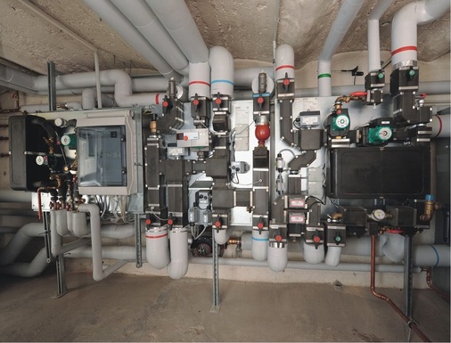 Alle hydraulischen Komponenten der einzelnen Module der SAT-WZ midi, z. B. Pumpen, Wärmetauscher, Manometer oder Stellglieder, sind komplett auf einer Grundplatte vormontiert.