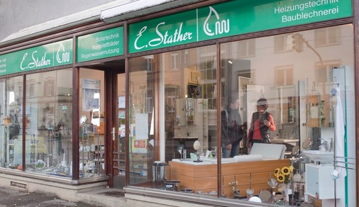 Die Firma in der Günterstalstraße sitzt unweit des Freiburger Stadtzentrums: Das Ladengeschäft ist Anlaufpunkt für Ersatz­bedarf und neue Bäder.