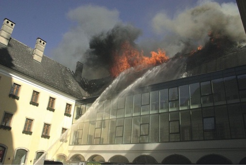 Was vorbeugender Brandschutz bewirkt, machte dieser Dachstuhlbrand deutlich. Die benachbarte zweite Wohnhaushälfte konnte am selben Tag nach Freigabe der Feuerwehr wieder bezogen werden.
