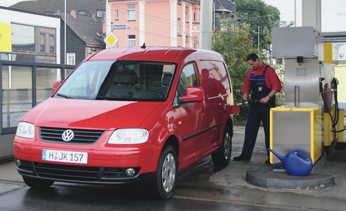 Der Caddy Maxi bringt es auf 4,2 m³ im Frachtraum. Leider sind die Seitenwände nicht so glattgezogen wie bei der 47 cm kürzeren Normal-Version.