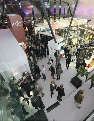 Für über 500 VIP-Kunden des Fachhandwerks und Partnern aus Industrie öff­neten sich am 18. November erstmals die Türen der neuen Bäderausstellung.