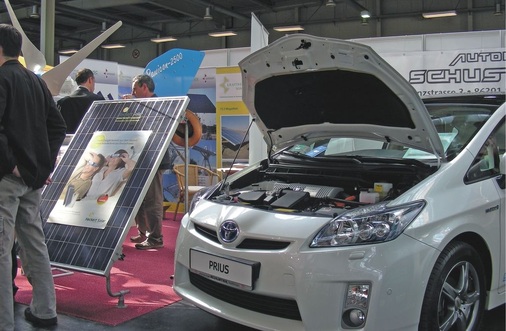 Die Batterie des Hybrid- oder Elektroautos könnte künftig die Rolle eines Strom­speichers für den Haushalt übernehmen.