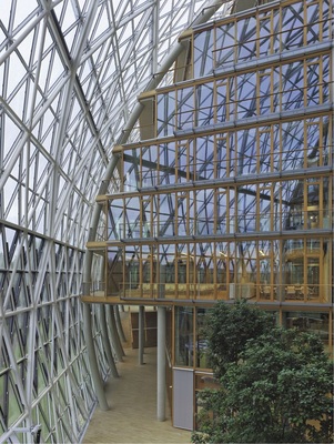 Holz und Glas ­bestimmen das ­Erscheinungsbild der sieben von Licht durchfluteten Arbeitsebenen.