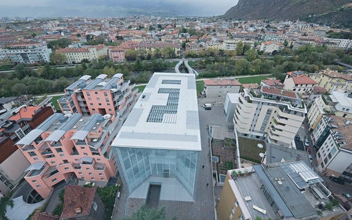 Die Glasfassaden des Bozener Museums helfen Primärenergie sparen, geizen aber nicht mit besonderen Lichteffekten.