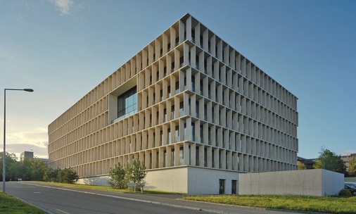 Schatten spenden — energiesparend lüften: Das Forschungsgebäude der ETH Zürich benötigt nur wenig Primärenergie.