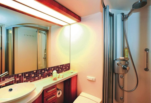 In der neuen „AquaClass“-Kategorie setzten die Entscheider auf die höhenverstellbare Raindance AIRHandbrause, den drei Seitenbrausen und dem Thermostat sowie dem Duschpaneel Comfort Plus von Hansgrohe