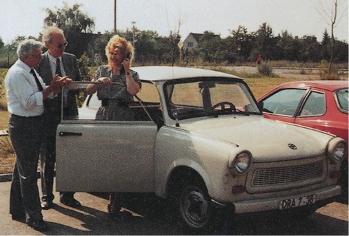 Abenteuerliche Zeiten: Zur Kontaktaufnahme der ZVSHK-­Außenstelle Potsdam mit der Zentrale in St. Augustin musste Büroleiterin Silke Wötzel mit ihrem Trabbi aufs Land fahren und ein Mobiltelefon im XXXL-Format benutzen