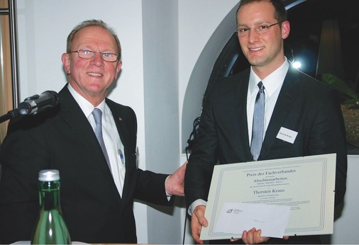 Der stellvertretende Vorsitzende Volker Werling (l.) überreicht den Förderpreis des Fachverbandes an Thorsten Kraus.