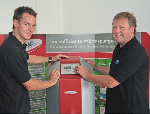 Der leidenschaftliche Wärmepumpenverkäufer Andreas Martin (r.) meint: „Ein Highend-Produkt wie Heliotherm zu verkaufen macht mir Spaß“. Hier fachsimpelt der SHK-Handwerksunternehmer mit Stefan Heidenberger (Marketing & Vertrieb Heliotherm).