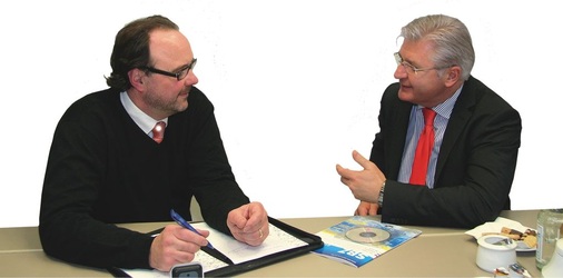 SBZ-Chefredakteur Dirk Schlattmann (l.) und Geberit-Geschäftsführer Dr. Karl Spachmann diskutierten rund um das Geberit-Handwerkermarken-Engagement