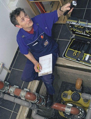 Bietet der Fachbetrieb einen Wartungs­vertrag, profitiert der Betreiber von der Entlastung seiner Sorgfaltspflicht.