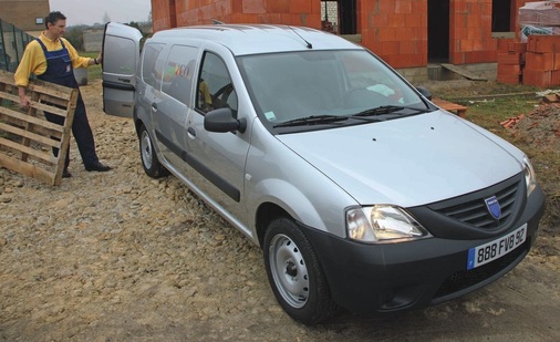 Der vom Dacia Logan MCV (Kombi) abgeleitete „Express“ bietet einen vollverblechten Frachtraum mit 2,5 m³, der durch zwei Heck- und zwei Seitentüren zugänglich wird. - © Fotos: Dacia/Renault
