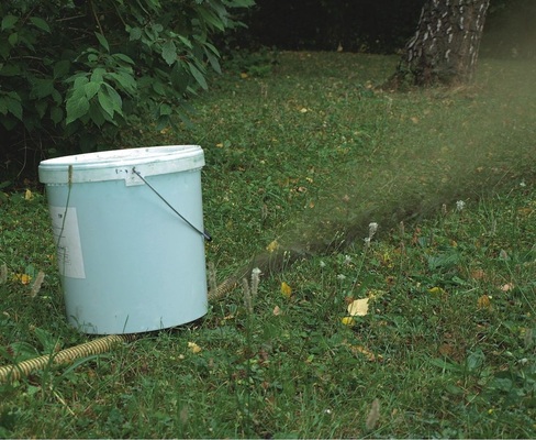 Druckstöße zur Reinigung werden so oft durchgeführt, bis dabei kein Schmutz mehr aus der Leitung geblasen wird.