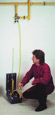 Zur Dichtheitsprüfung haben sich Wassersäulen-Prüfgeräte bewährt.