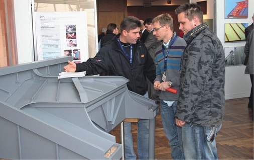 Fachsimpeln oder kollegiales Gespräch: Die begleitende Ausstellung zum Klempnertag machte den alle zwei Jahre stattfindenden Branchentreff komplett.