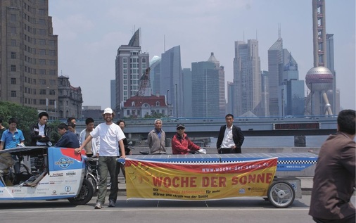 Aus dem Reisebericht von Louis Palmer: Auch in Shanghai war er mit seinem Solarmobil unterwegs und fuhr Werbung für die Woche der Sonne.