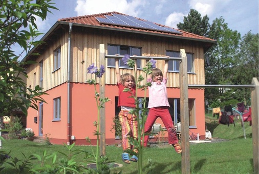 Auch bei einer kompakten ­Architektur ist noch Platz für eine Solaranlage auf dem Dach.