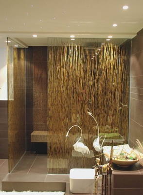 5 Ausdrucksstark zaubert das Verbundsicherheitsglas mit Schilfrohr eine ganz besondere Atmosphäre.