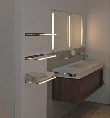 8 Versteckter Stauraum dank Einbauspiegelschrank (Keuco Royal). Ein Hingucker sind die hinterleuchteten Glasablagen.