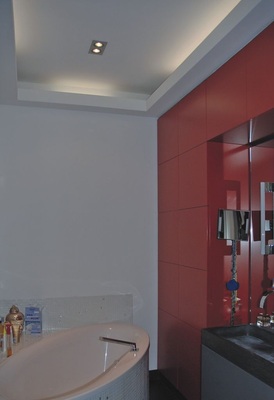 13 Lichtvouten (hinterleuchtete Decken­vorsprünge) lassen Räume höher ­erscheinen und sorgen für indirektes, blendfreies Wohlfühllicht.