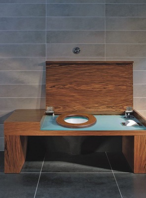 Kein Platz für eine zusätzliche Bank — dann ist die Smart Bench von V&B genau das Richtige: Sitzmöbel und “­unsichtbares“ WC zugleich. - © Villeroy & Boch
