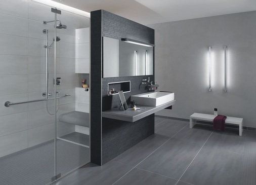 1 Der 80 cm breite, großzügige Waschtisch (Duravit Vero) mit ­geschliffener Unterseite thront auf einer gefliesten Waschtischplatte. Die Bodenfliese wird aufgenommen und bietet eine fast fugenlose und sehr strapazierfähige Arbeitsfläche.