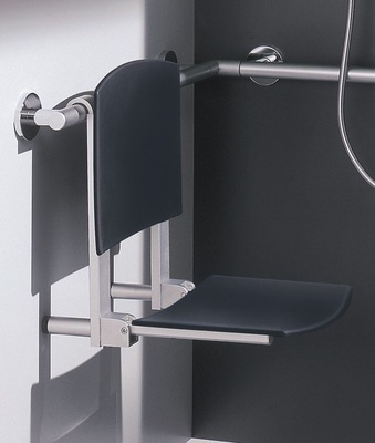 10 Komfort ohne Krankenhaus­charakter: Der verschiebbare Einhängesitz Keuco Plan Care.