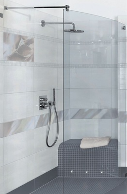 8 Eine Sitzgelegenheit in der Dusche ist für jedes Alter komfortabel — und wenn sie nur zum Füßewaschen dient. Ob nun individuell gemauert oder mit einem Klappsitz ausgestattet. - © Agrob Buchtal/Deutsche Steinzeug
