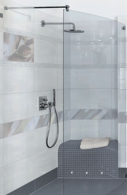 8 Eine Sitzgelegenheit in der Dusche ist für jedes Alter komfortabel — und wenn sie nur zum Füßewaschen dient. Ob nun individuell gemauert oder mit einem Klappsitz ausgestattet.