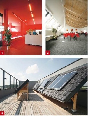 1. Die außergewöhnliche Architektur macht auch den Empfangsbereich zu einem Erlebnis.2. Seminarraum mit gekrümmter Decke. Die Außenwand (links) zum Süden ist mit Kollektoren ausgestattet.3. Mustermontage verschiedener Solarkollektoren für Schulungen auf dem Dach des Verwaltungstrakts.