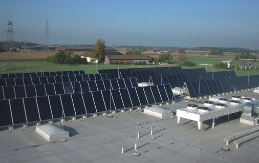 4 Insgesamt 600 m² Solarkollektoren sind auf dem Dach des Produktions- und Lagergebäudes installiert.