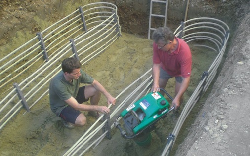 Installation der Rohrregister des Erdkollektors im Garten.