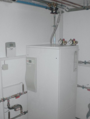 Die Wärmepumpe Terracompact EX10 kW im Heizkeller der Familie Lazarus.