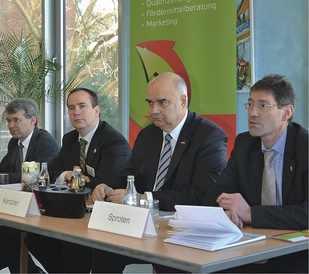 Über den vom Fachverband initiierten Arbeitskreis Kraft Wärme Kopplung informierten (v.r.) Hans-Peter Sproten (FVSHK NRW), ZDH-Präsident Otto Kentzler, Wilfried Dahlmanns (FVSHK NRW) und Michael Koschowitz (E.ON Ruhrgas).