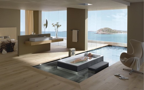 Die freistehende Badewanne ist ein Symbol für ein Bad, das neue Räume auftut: Räume für die Entspannung und für Träume, Räume für ein waches Körpergefühl, Räume für Pflege und Styling, Räume zum Nachdenken (Design: Phoenix Design).