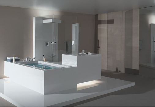 Sanitärobjekte lösen sich mehr und mehr von der Wand, ragen in den Raum hinein.