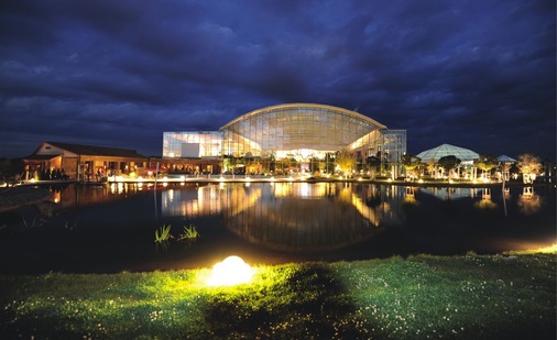 Die Therme Erding das größte Saunaparadies der Welt, zieht jährlich über 1,5 Millionen Besucher an.