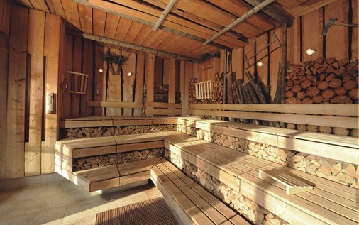 In den mehr als zwei Dutzend Saunen, hier das Thema „Holzstadl“, ist Entspannung pur angesagt — ohne störende Luftströmungen und trotz Heißluftheizung ohne jedes Lüftergeräusch. Dies war eine Herausforderung an die Systemtechnik.