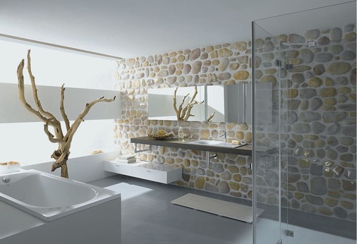 5 Sanfte Farbnuancen und Natursteinwände vermitteln Ruhe und Natürlichkeit.