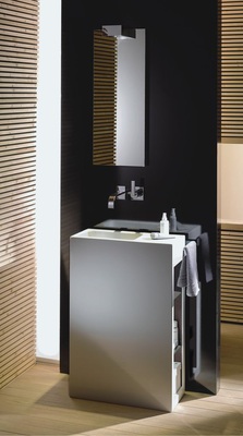 4 Das Schattenspiel der Holzlamellen mindert den starken Kontrast und schafft einen besonderen Reiz.