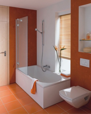 9 Warm empfängt einen das Orange von Boden und Wänden und sorgt für eine heitere Stimmung.