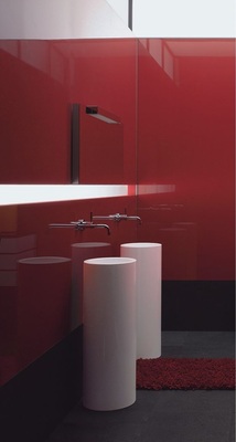 8 Feurig und impulsiv werden die ­Waschtischsäulen wie Kunstobjekte in Szene gesetzt.